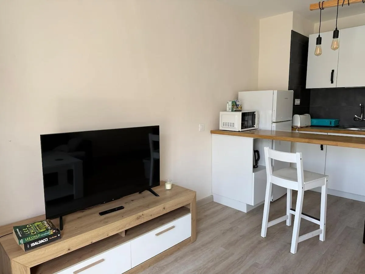 Centrally Located M, Bright And Sunny Apartment With Terrace And Pool Views Playa de las Américas